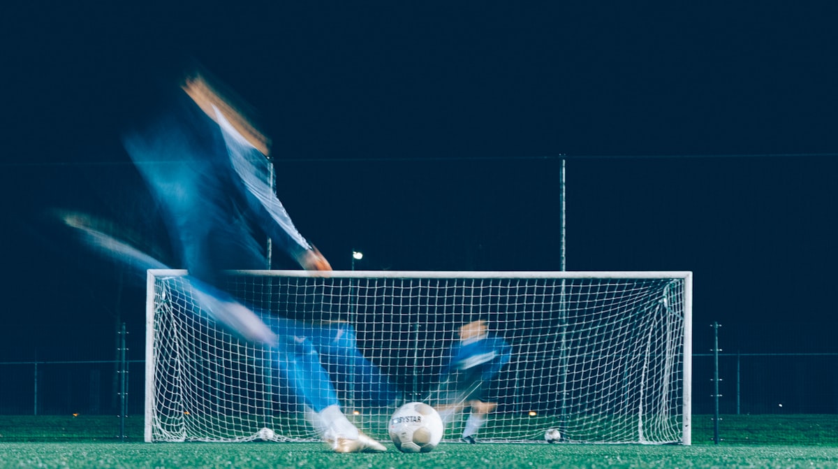 Şut anında futbolcu, hareket halinde